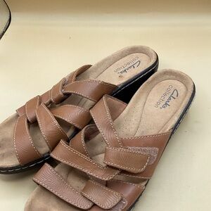 Clark’s size 8 women’s adjustable sandals tan